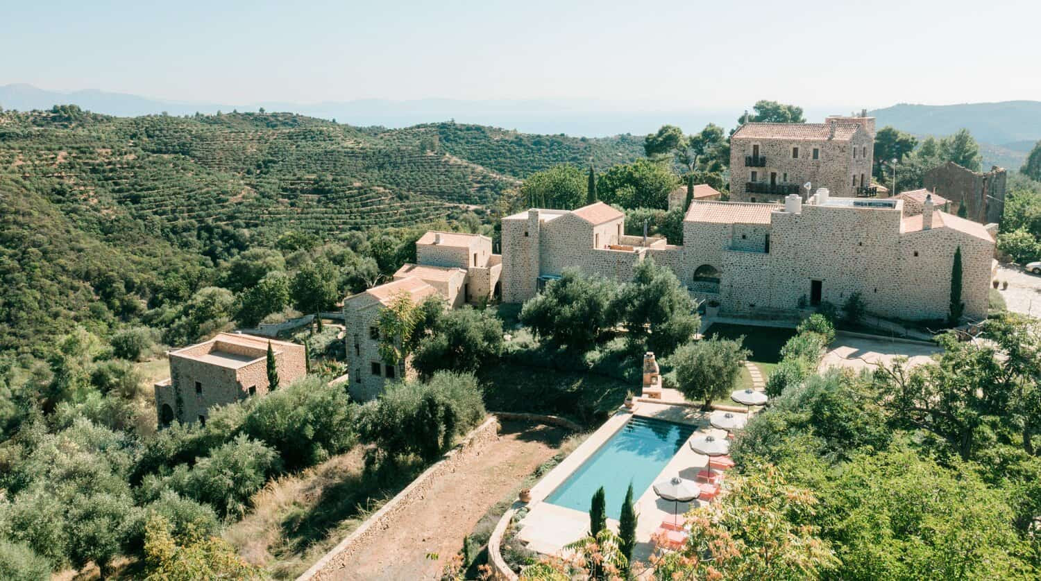 Finca de Alistos Hotel sobre una colina entre olivos en Mani. 